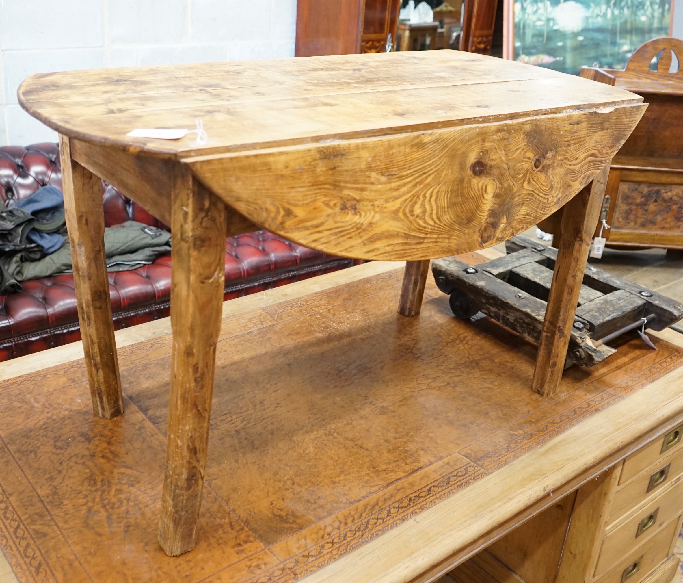 A 19th century provincial elm drop flap kitchen table, length 117cm, width 57cm, height 69cm